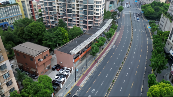 长宏策略 站台地面无落差，盲道地砖不“翘边”，上海公交站台改造更适老